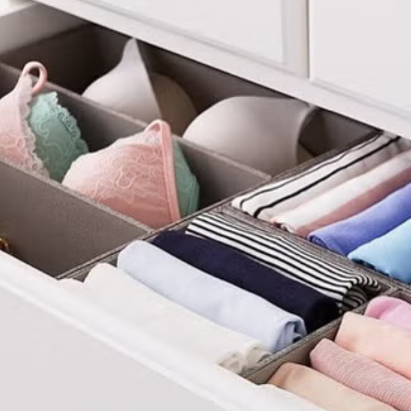 Ropa organizada con doblado vertical en cajones del armario
